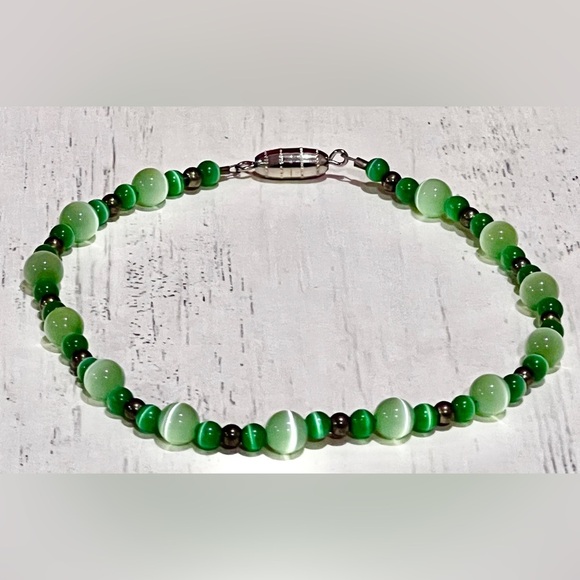 Green Cat-Eye Handmade Beaded Ankle Bracelet - Picture 4 of 6